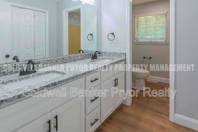 Building Photo - 313 Maple Way