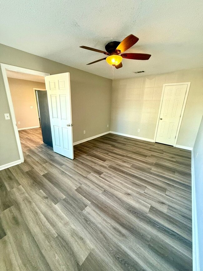 Building Photo - Spacious corner lot with a private backyard- Available 4/10!!