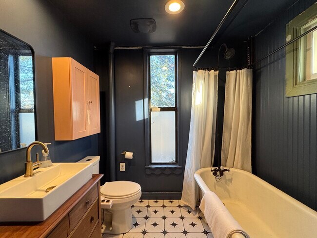 Building Photo - 1539 Madison Ave