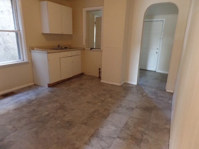 Building Photo - 2 Bedroom House w/ washer and dryer hook up