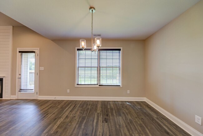 Building Photo - Sharp 3 bed 2 bath with Bonus room and nice fenced yard.