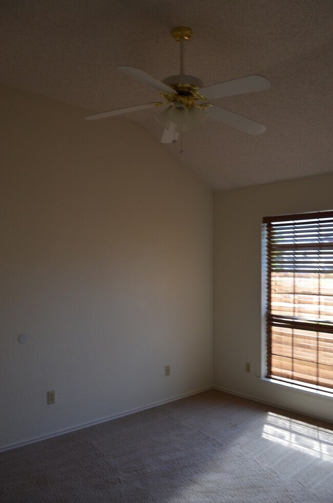 Building Photo - 2521 Creek Dr