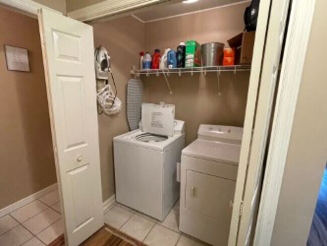 Building Photo - 404 Sandy Oak Dr