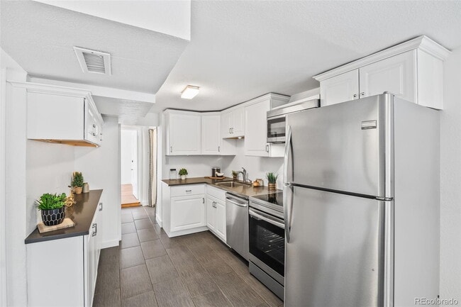 Building Photo - "Spacious 5-Bedroom Gem with Hardwood Floors & Cozy Fireplace in Denver's Heart!"