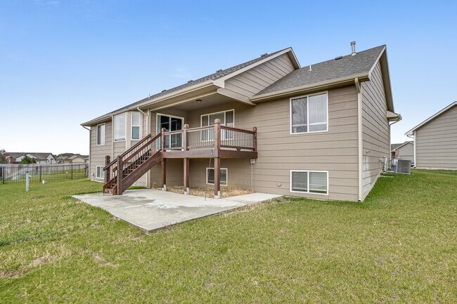 Building Photo - Stunning 5 bedroom Ranch style home