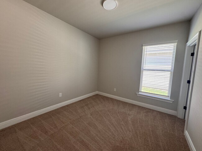 Building Photo - 818 Venecia Dr