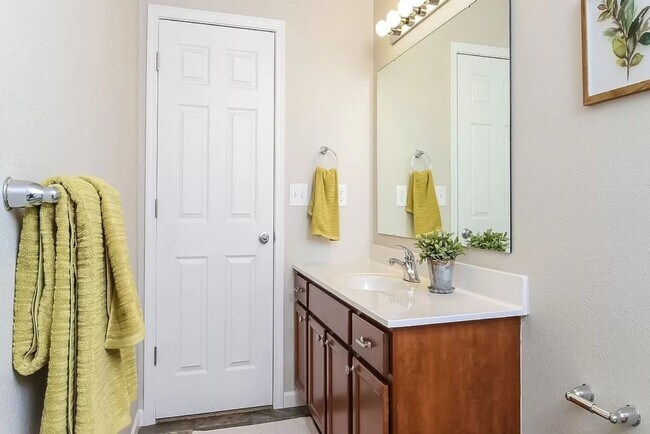 Building Photo - Immediate Occupancy Available!