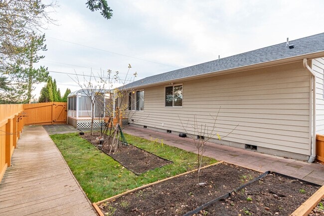 Building Photo - 3 Bedroom 2 Bathroom Home Near Fort Nugent Park!