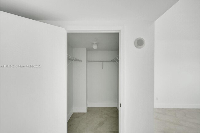 Building Photo - 14951 Royal Oaks Ln