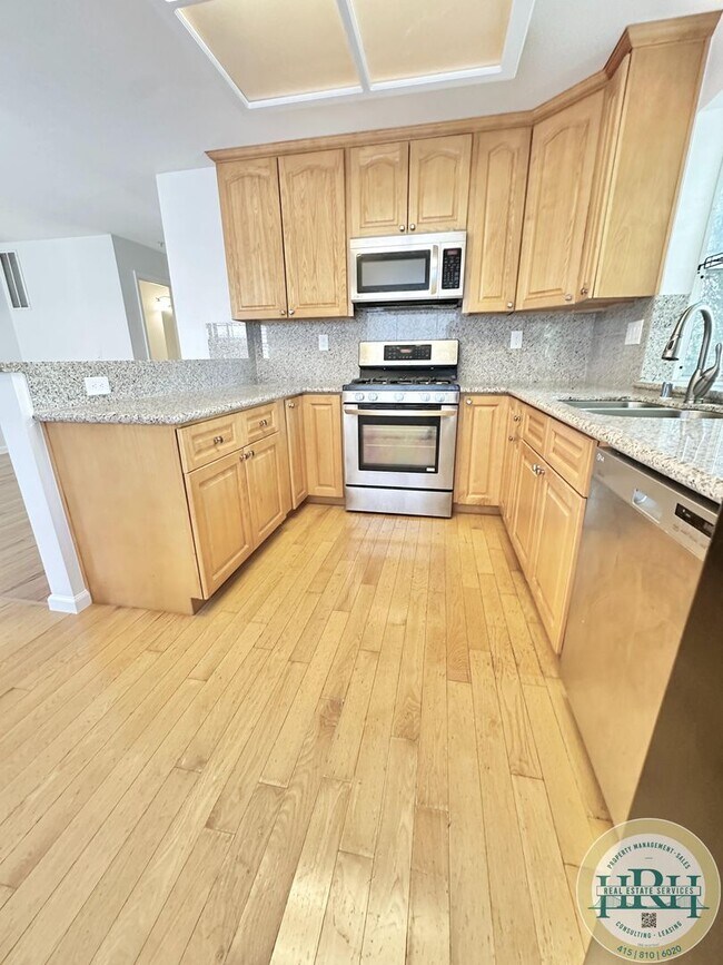 Building Photo - Charming 3BR|2.5BA Palo Alto Townhome – Pr...