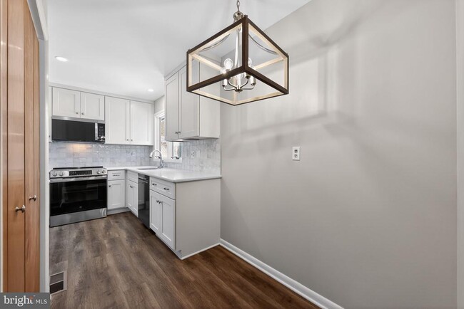 Building Photo - 21 Foxtail Ct