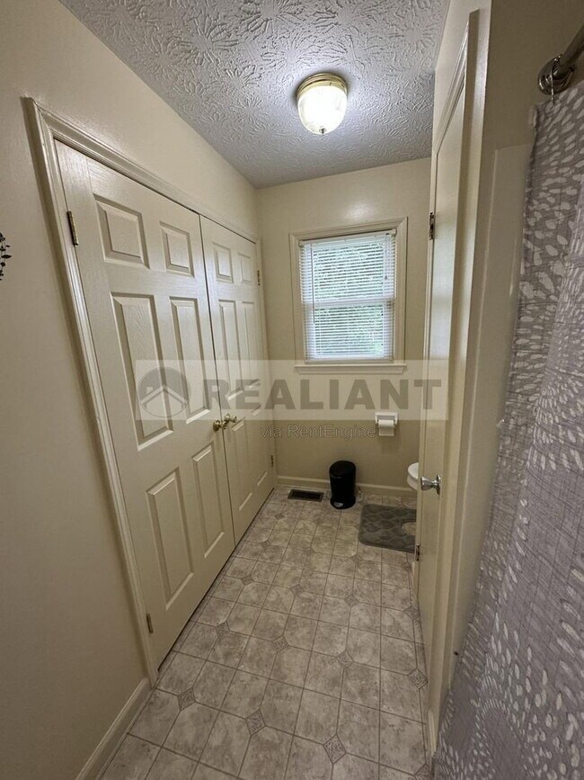 Building Photo - 530 Foxwood Dr