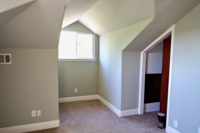 Building Photo - Modern House Near Downtown