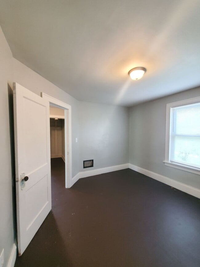 Building Photo - 3 BEDROOM SINGLE FAMILY HOME-SEC8 TENANTS ...