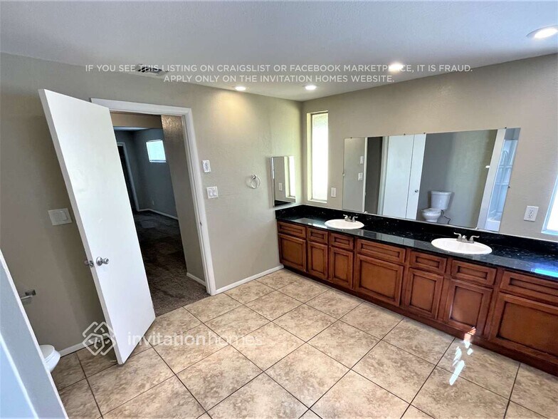 Building Photo - 2107 W San Miguel Ave