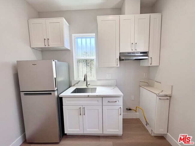 Building Photo - 446 W 88th St