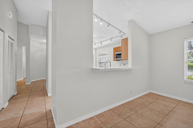 Building Photo - 5020 N La Sedona Cir