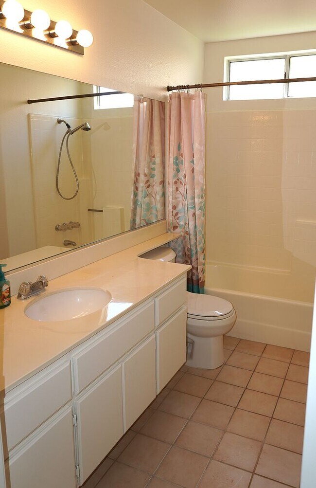 Building Photo - 1366 Fairway Oaks Ave