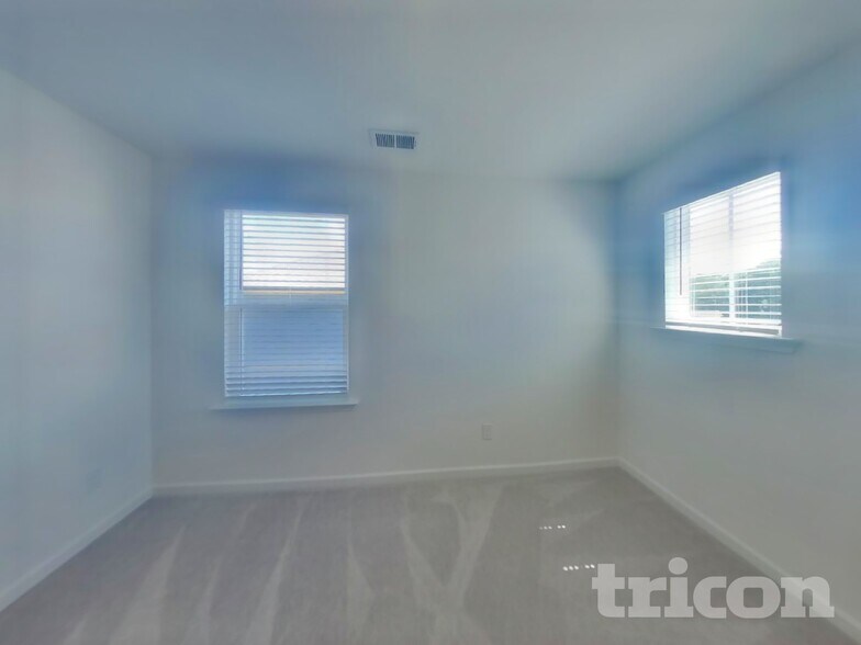 Building Photo - 1940 Logan Ln