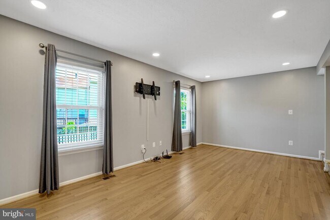 Building Photo - 6063 Hydrangea Dr