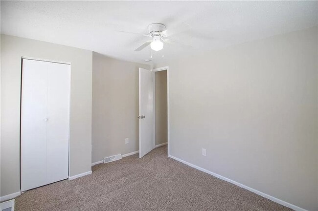 Building Photo - Updated 2 Bed 1 Bath