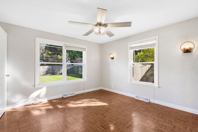 Building Photo - 3 Bedroom | 2.5 Bathroom | 2 Car Garage | Springfield MO | Fenced Back Yard | 2 Living Areas | Qu...