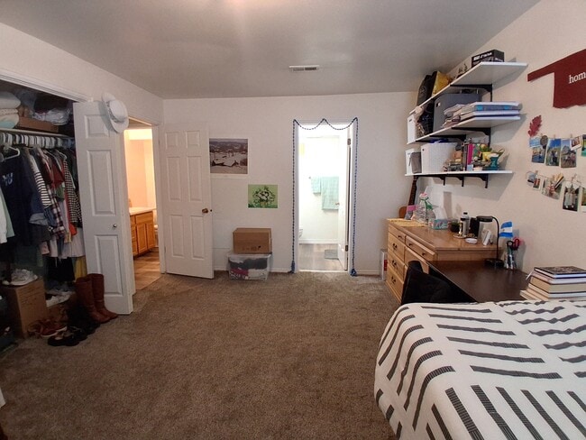 Building Photo - 659 700 E