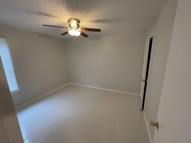 Building Photo - 390 Guzzardo Ln