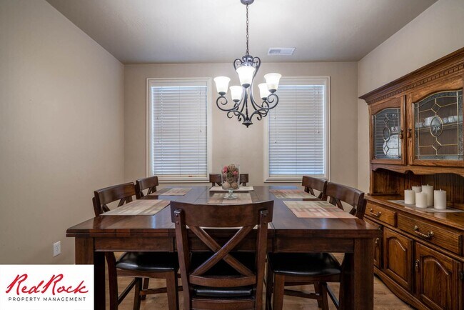 Building Photo - Move In Special! $500 Off First Month's Rent! 3 Bedroom Fully Furnished Home.