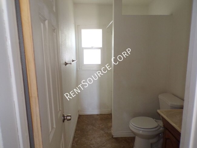 Building Photo - 2 Bedroom Condo For Rent in Barstow