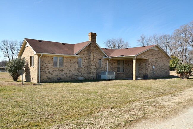 Building Photo - Brick Home in Dresden with Stunning Backya...