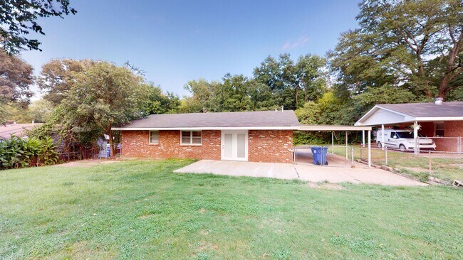 Building Photo - Precious updated 3 bed/1bath located in Oakleigh Heights
