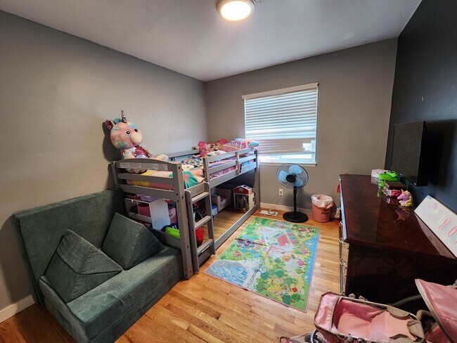 Building Photo - Stunning 3 Bed 2 Bath