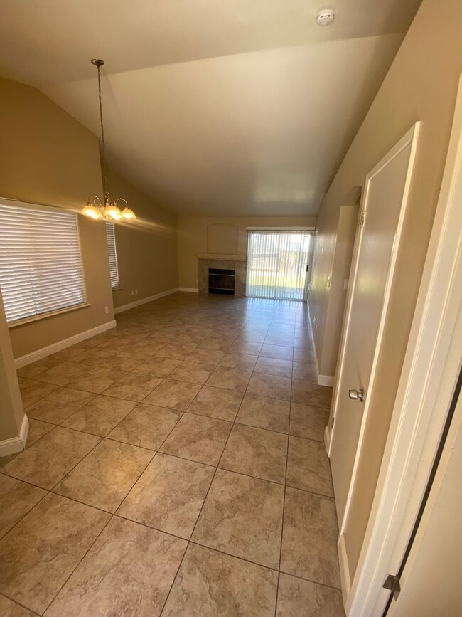 Building Photo - 3+2 NW Hageman & Jewetta Area $2150+ $2150 Deposit