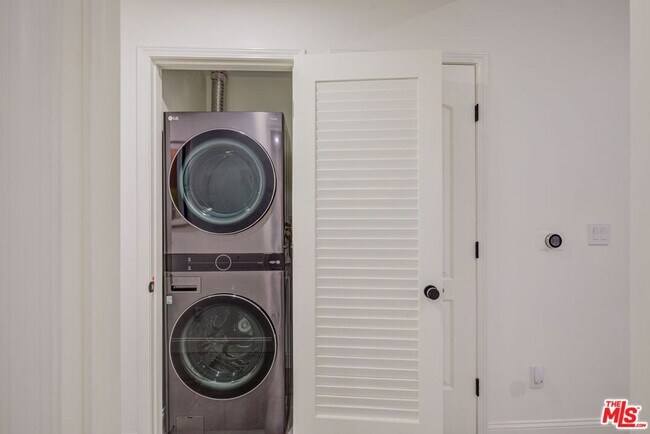 Building Photo - 1444 S Point View St