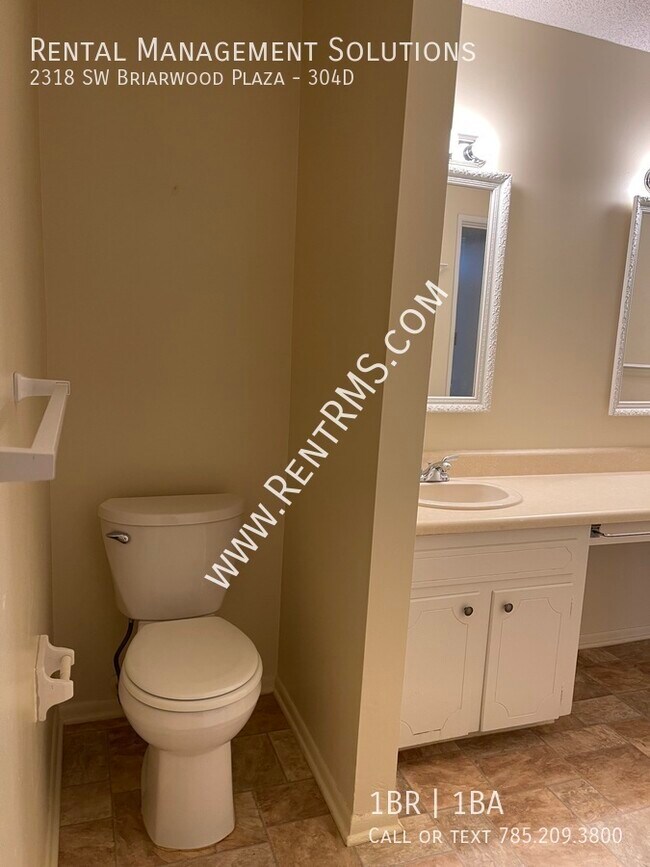 Building Photo - 2318 SW Briarwood Plaza