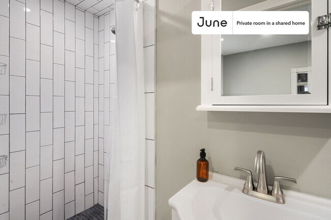 Building Photo - Room in Shared 7 bed/2.5 bath home