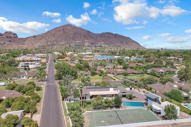 Building Photo - Mid-century modern home in Arcadia with pr...