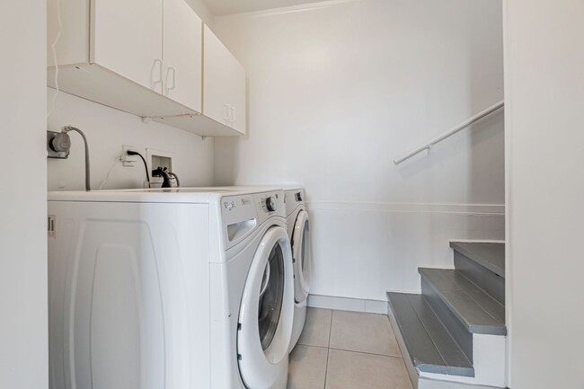 Building Photo - Stunning Three Bedroom Home in Westwood Hi...