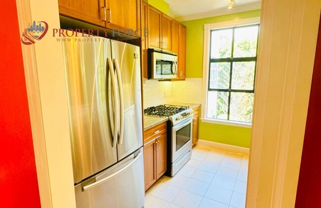 Building Photo - Beautiful 2 Bed 2 bath Available with grea...