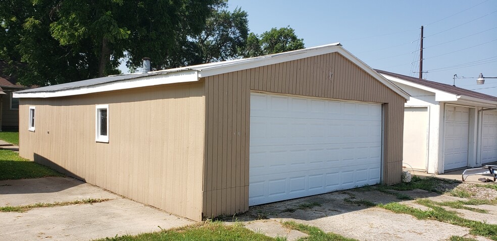 garage - 517 7th St SW