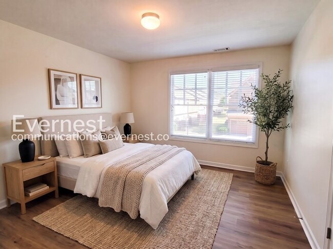 Building Photo - 3 Bed/2.5 Bath Townhome with Modern Amenities