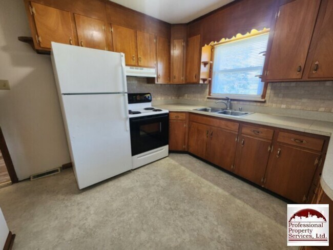 Building Photo - Charming brick rancher offers a perfect bl...