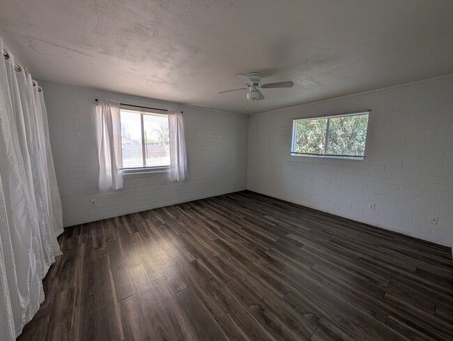 Building Photo - 1011 E Minnezona Ave