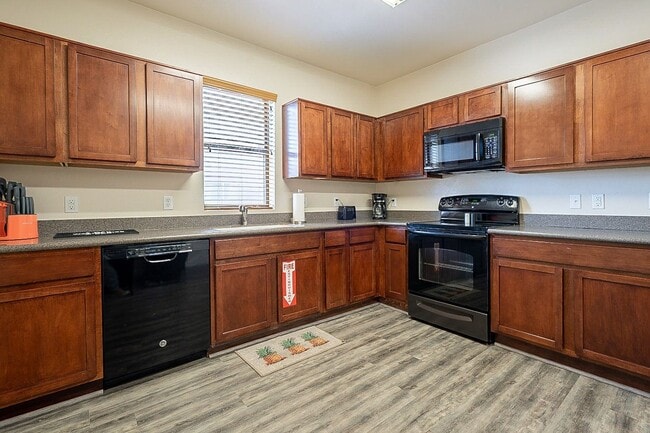 Building Photo - 928 E 6th St