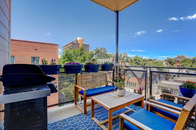 Building Photo - 2 bedroom 2 bath Penthouse apartment in Wa...