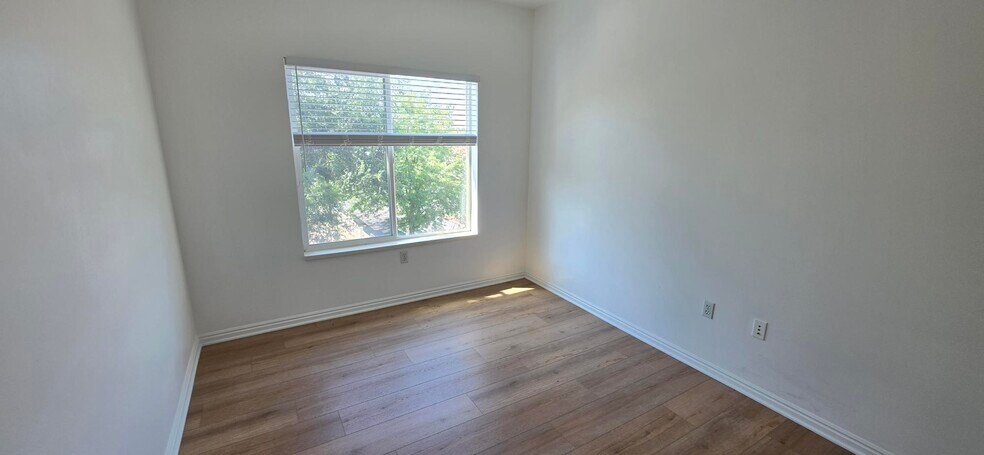 Building Photo - 765 E 560 N