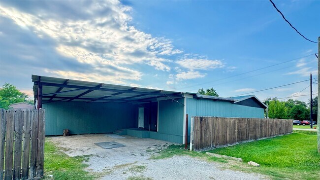 Building Photo - 403 Clear Lake Rd