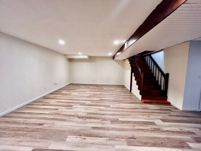 Building Photo - STUNNING home with fully finished BASEMENT!!!