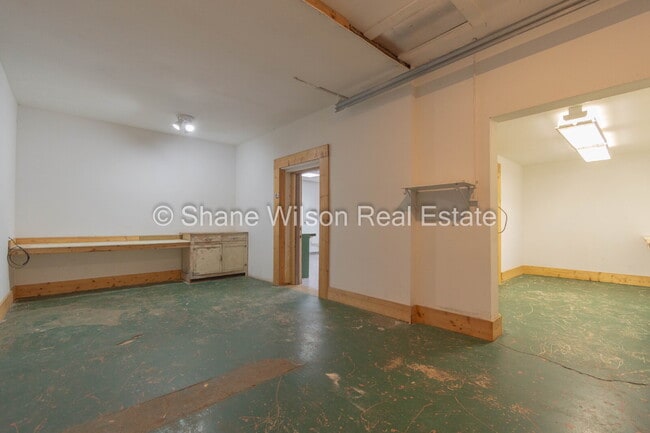 Building Photo - Commercial Property Ideal for Contractor t...